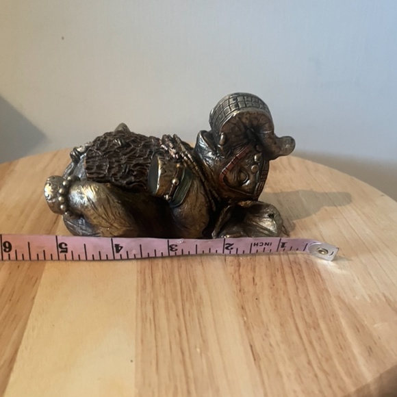 Vintage elephant sitting on its back statue decor EUC - Picture 5 of 5
